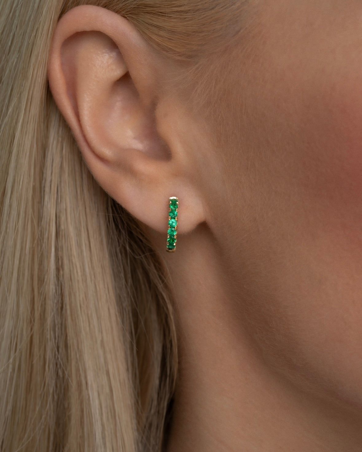 auksines rinkutes su smaragdais