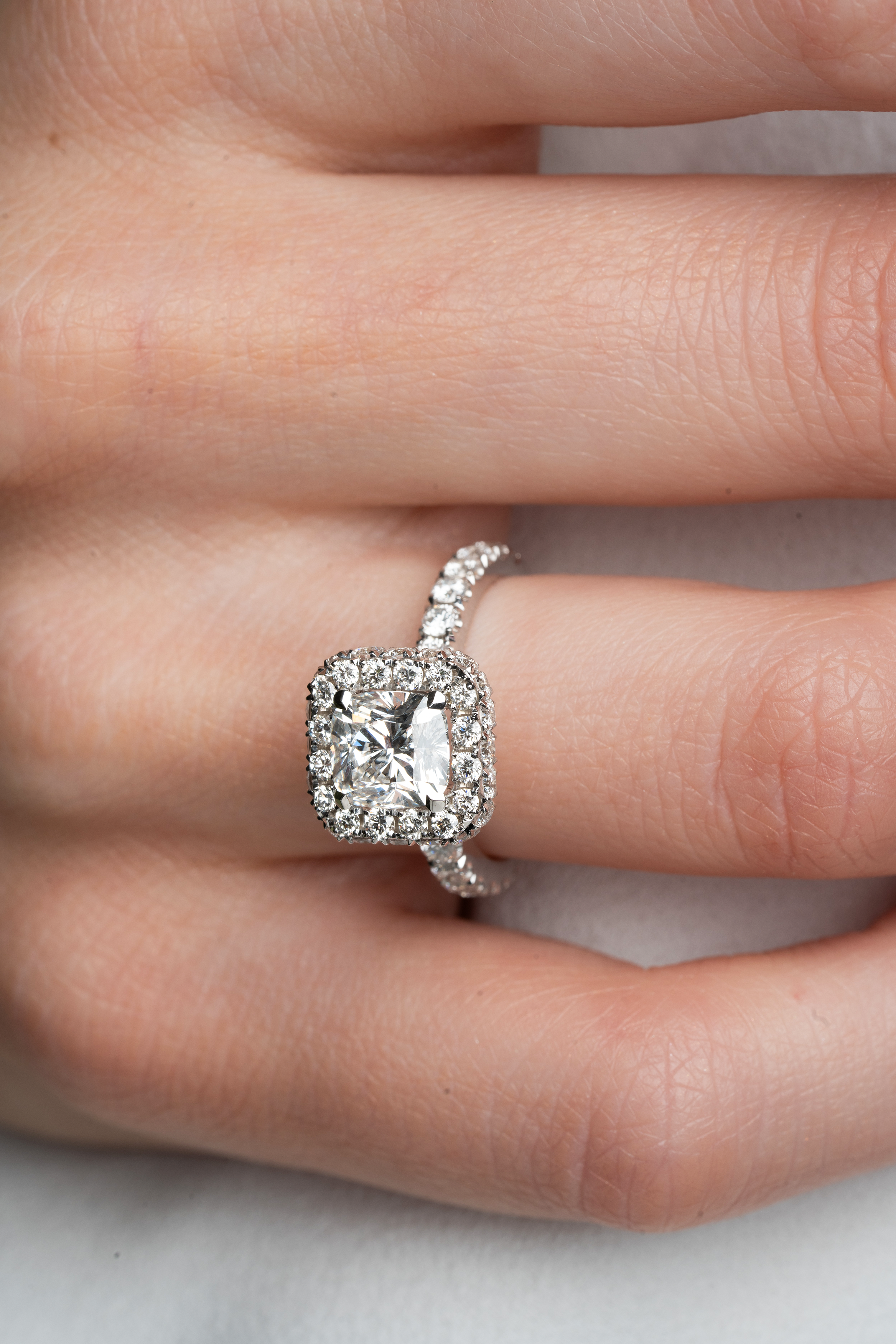 ziedas su kvadratiniu deimantu