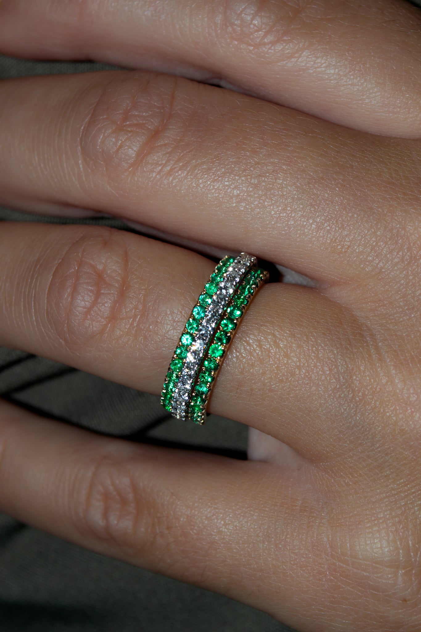 ziedas su deimantais ir smaragdais